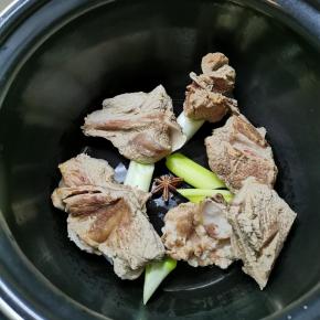 压力锅内胆放入葱段 八角 放入焯水后的排骨