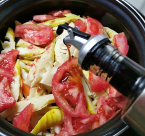 放入春笋和番茄