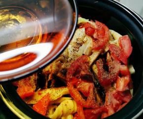 倒入足够的清水 按下压力锅煲汤键 开始工作