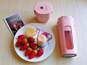 准备食材及果汁杯，我这个量是一人份哈，可增加，一般8-10颗草莓一瓶养乐多，这样的比例口感很好。