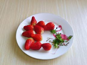 将草莓去掉蒂，建议选用新鲜的草莓哈，我买的草莓比较小，如果大草莓用8颗差不多。