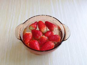 将去蒂的草莓用冷水冲干净，放入器具中，再加入纯净水。