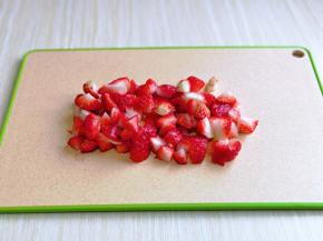 泡好的草莓淋干水分，再切小块。