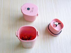 将草莓块放入果汁杯中。