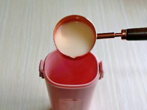 加入养乐多，量可以根据需求增加，但不要超过果汁杯内设置的最高水位线呦～