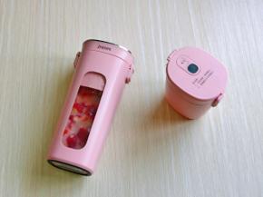 将果汁杯盖上盖子，这款杯子还配了旁边的那款分享杯呦～真空保鲜，大爱。