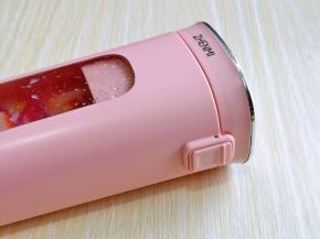 这里强调一下哈，一定要把这个卡扣卡住，不然是无法启动的呦～