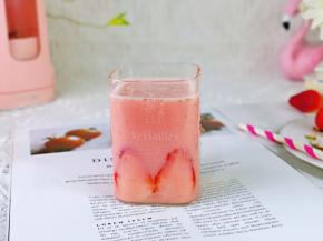 工作完成，将果汁杯摆正，再取下搅打头，倒入杯中即可饮用。