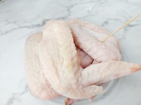 鸡全翅洗干净，用牙签多扎几下便于入味。