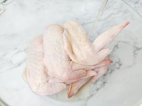 鸡全翅里面加入料酒。