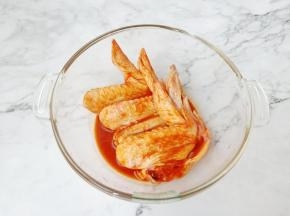 带上一次性手套给鸡全翅全身按摩，腌制2小时入味。