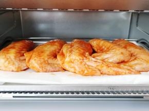 烤箱200°提前预热十分钟，放烤箱200°烤20分钟。