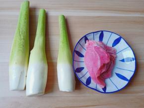 正是吃茭白的季节，搭配猪肉一起炒。