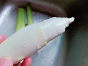 用刀在茭白壳上划轻轻一下，剥去茭白壳就很容易。