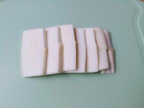 茭白切寸断再切成片状。