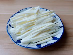 把茭白再切成细丝。