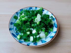 小葱切成葱花。