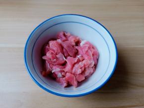 猪肉去除筋膜横着切成细丝。