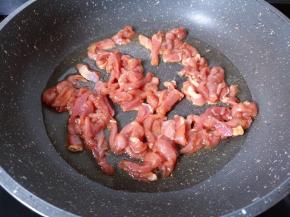 热锅热油下入猪肉丝爆炒。