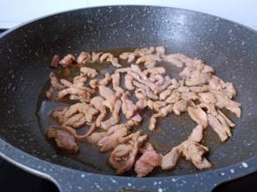 爆炒到猪肉丝变色。