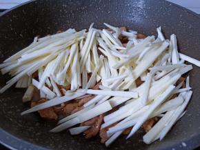 加入茭白丝。
