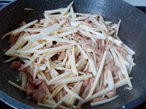 大火翻炒片刻。