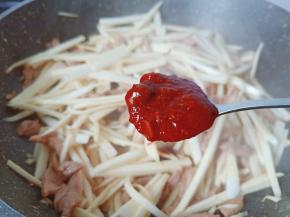 加入黄豆酱一勺。