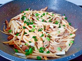 把调味料翻炒均匀撒点小葱。