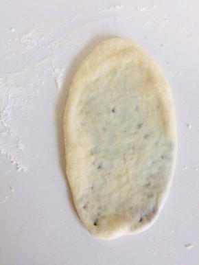 用擀面仗擀成长舌状！边擀边排气，防止爆出豆沙！