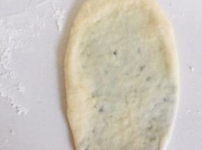 用擀面仗擀成长舌状！边擀边排气，防止爆出豆沙！