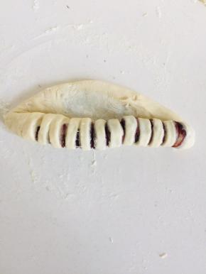 把面团反过来，从一边卷起。