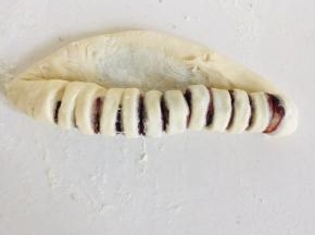 把面团反过来，从一边卷起。