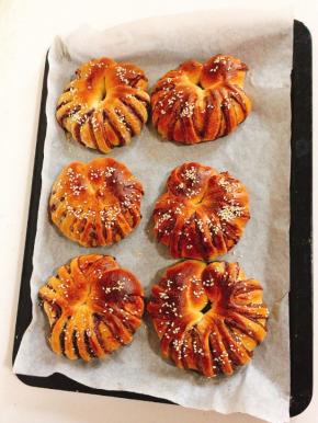 金灿灿，香甜可口的豆沙花环面包就做好啦！开吃！