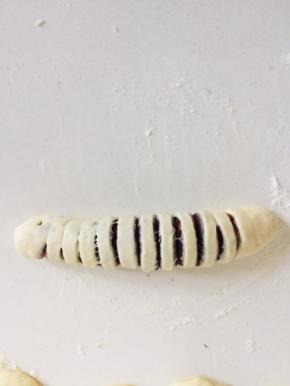 卷好收口朝下，（卷的时候不要太紧容易撑断条，也不要太松发酵时容易散开）