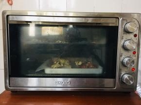 放进烤箱按发酵键，进行二次发酵至2倍大小即可！