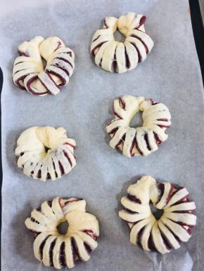 全部卷好，整成马蹄状，摆入烤盘上！