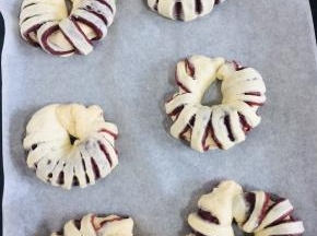 全部卷好，整成马蹄状，摆入烤盘上！