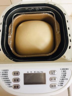 把水，白糖，盐，鸡蛋，食用油或者黄油放入面包机中，加入面包粉，酵母用筷子搅拌均匀，按和面键揉面30分钟，出膜！再按发酵键，发酵至到2倍大。