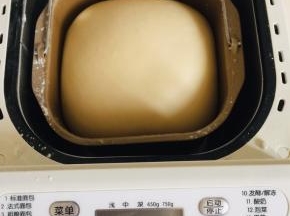 把水，白糖，盐，鸡蛋，食用油或者黄油放入面包机中，加入面包粉，酵母用筷子搅拌均匀，按和面键揉面30分钟，出膜！再按发酵键，发酵至到2倍大。
