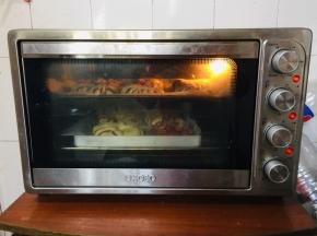 放进提前预热好的烤箱中，上火165度，下火150度烤25分钟！注意观察上色情况，上色及时盖上锡纸！（我是两盘一起烤的，中途记得把烤盘位置调换一下！）