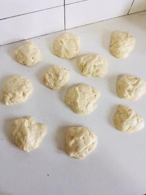 发酵好的面团揉匀排气，切成40g一个的小剂子！