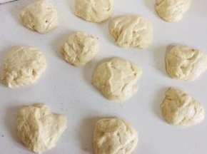 发酵好的面团揉匀排气，切成40g一个的小剂子！