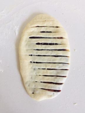 用刀划出条状切口，不要划的太重，注意别把下层割开了！