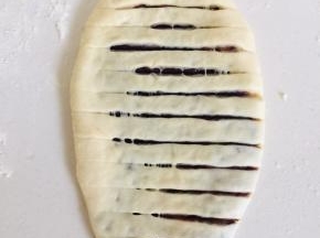 用刀划出条状切口，不要划的太重，注意别把下层割开了！