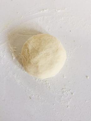 像包包子一样包起来，口朝下，按扁！