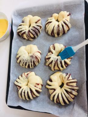 发酵好的面团，均匀地刷上一层薄薄的蛋液！