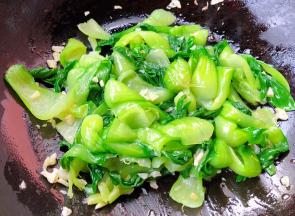 放入油菜大火快速翻炒