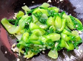 放入油菜大火快速翻炒