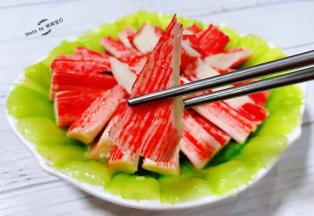 蟹足棒入口鲜嫩混搭着油菜的清香简直就是完美搭配