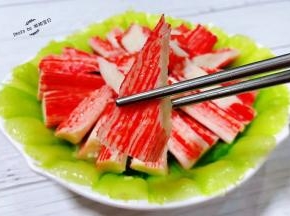 蟹足棒入口鲜嫩混搭着油菜的清香简直就是完美搭配